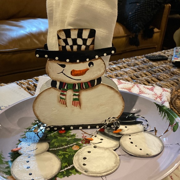 Folk Hand painted napkin holder snowman, ornaments, towels, plate. Curtain ties - Picture 5 of 13